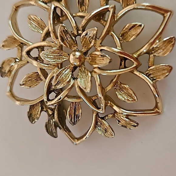 SARAH COVENTRY Goldtine Filagree Open Flower Brooch - Picture 3 of 6